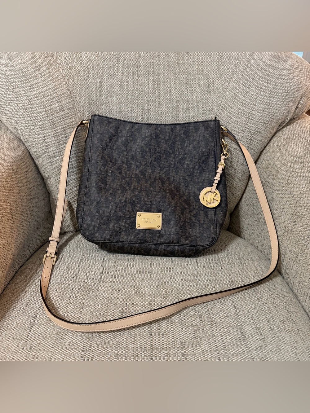 Michael Kors Jet Set Travel Signature Monogram Messenger LG Plaque Crossbody